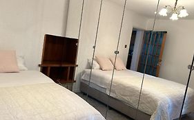 Guest House In Rose Meare Gardens